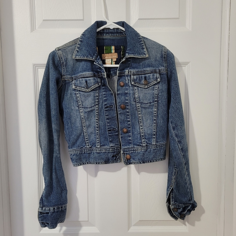 Abercrombie & Fitch XS crop denim jacket